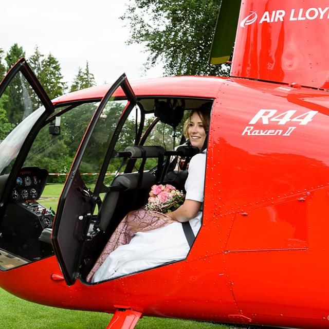 Eine Braut in einem roten Helikopter