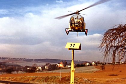 Ein gelber Hubschrauber in der Luft