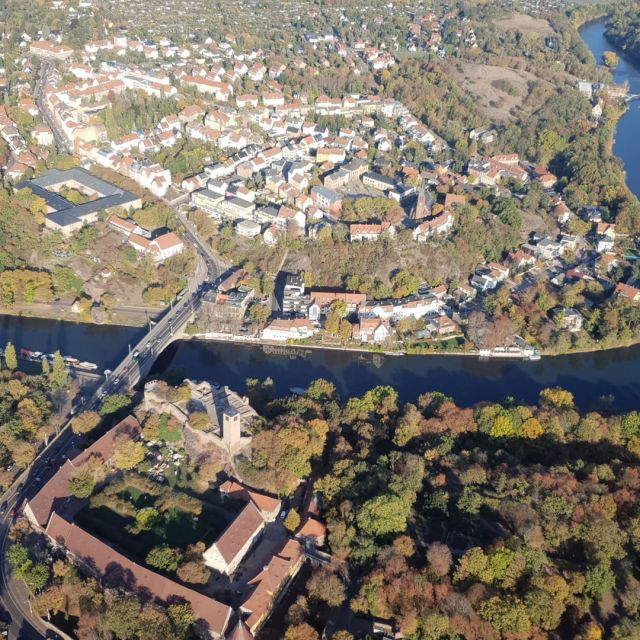 Luftaufnahme von einem Fluss in Kröllwitz umgeben von der Natur