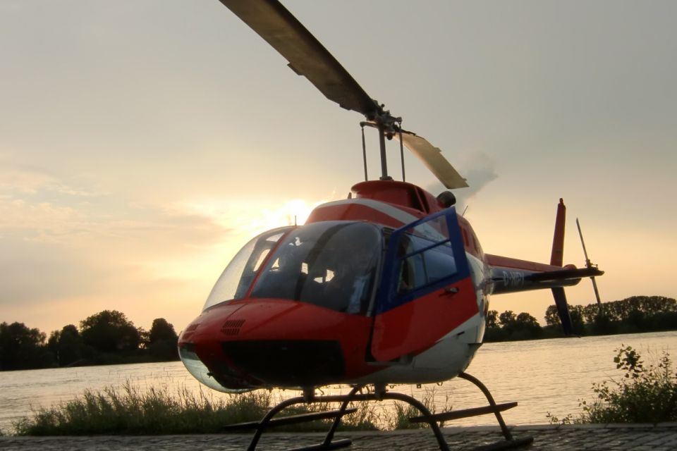 Ein weiß-roter Helikopter auf dem Boden
