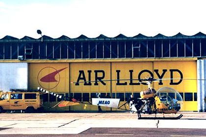 Ein gelber Air Lloyd Helikopter vor Ort