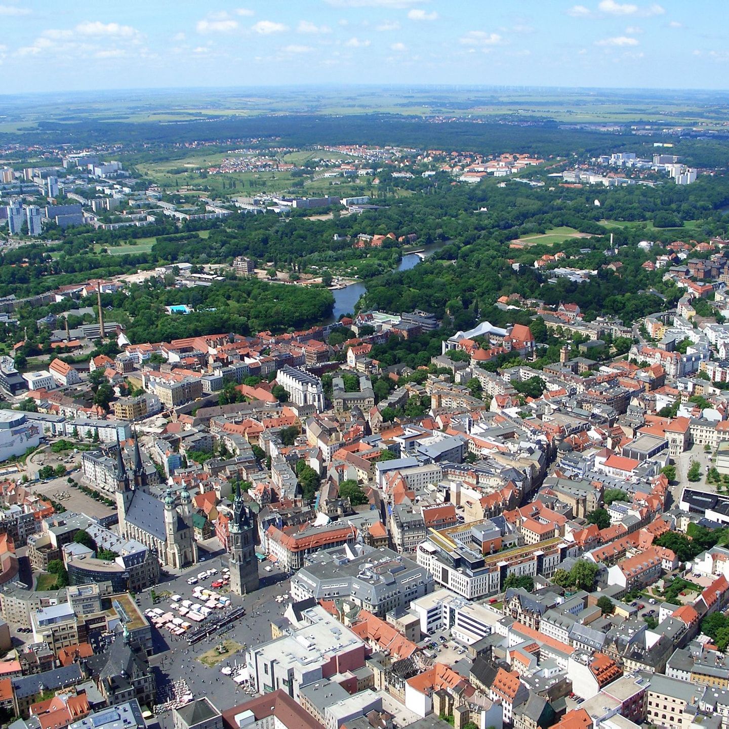 Luftaufnahme von der Stadt Halle.