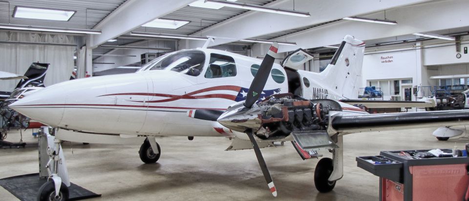 Ein weißes Flugzeug im Hangar.